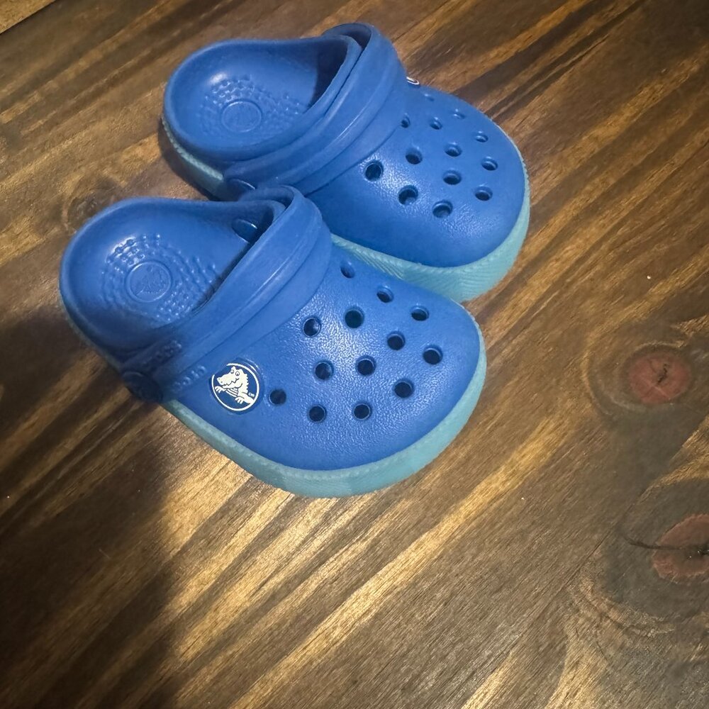 GUC - Blue Toddler Croc band chevron lights clog- size 4